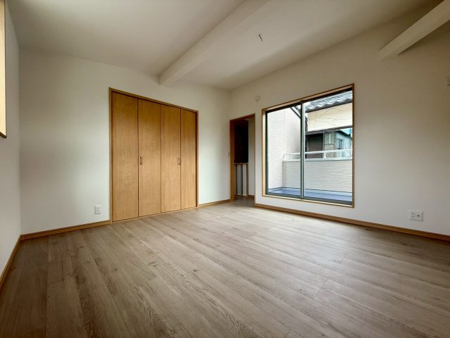 高知市南久万新築建売の洋室|バルコニー直結で洗濯物の出し入れも便利。日常生活をより快適にしてくれる洋室です♪