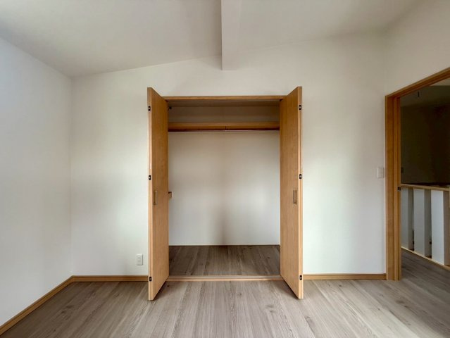 高知市南久万新築建売の収納|折れ戸タイプのクローゼットで開閉もスムーズ。収納力も十分です。