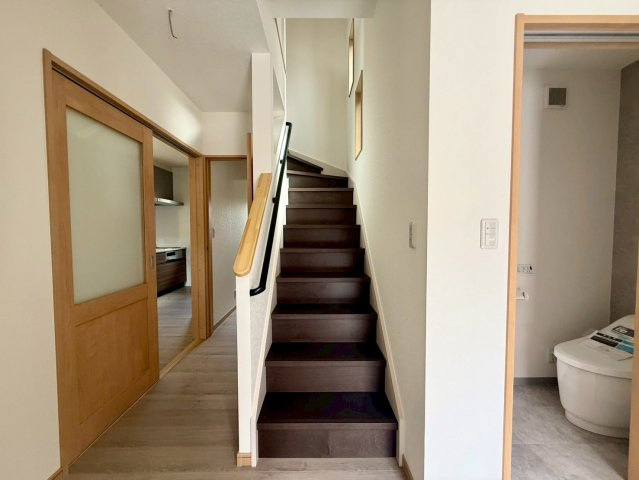 高知市南久万新築建売の内装|明るい玄関ホールから続く階段。家族の帰宅を優しく迎える住まいです。