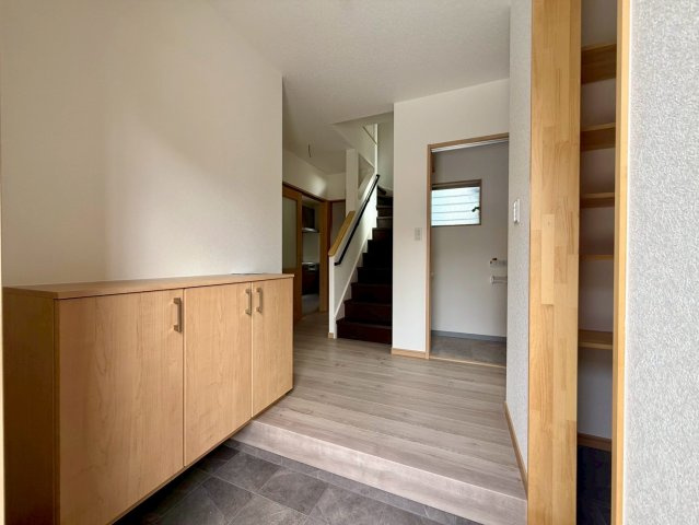 高知市南久万新築建売の玄関|収納豊富な玄関スペース。ご家族の靴もすっきり片付けられます。