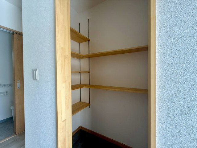 高知市南久万新築建売の収納|玄関にシューズクロークを設置。来客時もすっきり見せられる工夫がされています。