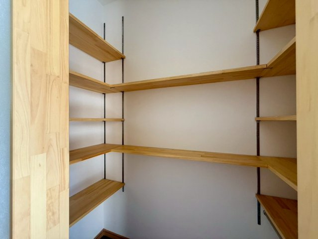 高知市南久万新築建売の収納|玄関にシューズクロークを設置。来客時もすっきり見せられる工夫がされています。