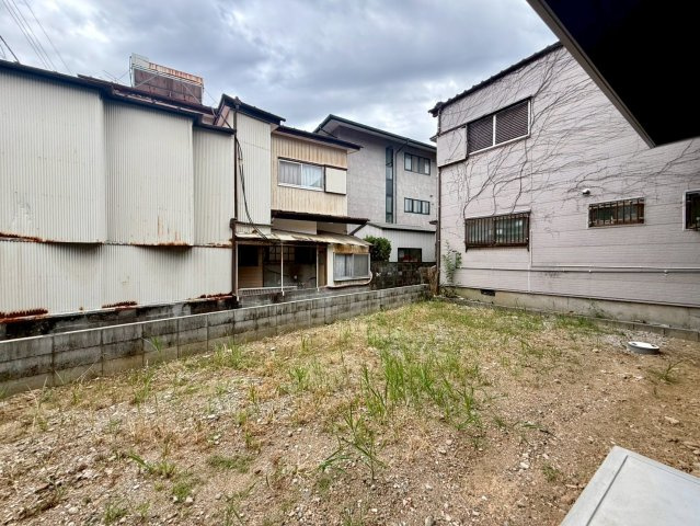 高知市南久万新築建売の庭|広さのある庭付きで、子どもの遊び場やペットのスペースにも最適。