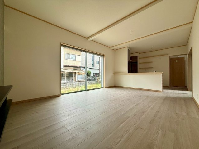 高知市南久万新築建売の居間・リビング|対面式キッチンで料理中もリビングにいる家族とつながれる間取り。