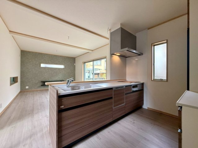 高知市南久万新築建売のキッチン|木目調デザインが映えるシステムキッチン。食洗機付きで家事の時短にもつながります。