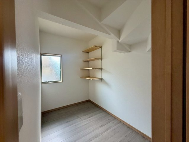 高知市南久万新築建売の収納|階段下を有効活用した収納スペース。空間を無駄なく活かした設計です。