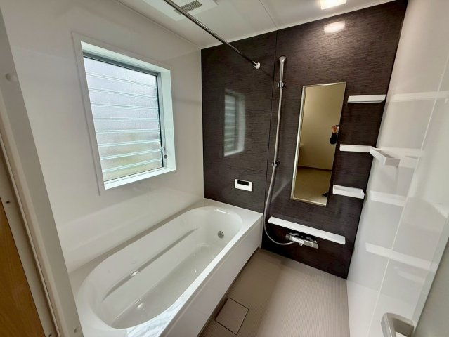 高知市南久万新築建売の浴室|落ち着いたアクセントパネルがホテルライクな雰囲気を演出。快適なバスタイムを楽しめます。