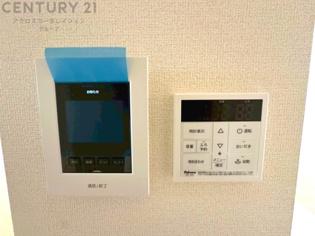 訪問者が来たときにテレビ画面で確認できるため、安心してドアを開けられます。録画機能があるものもあり、留守中に来訪者を記録しておくことができます。利便性が高く、セキュリティ面でも安心です。
