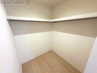 収納力が高く洋服や小物を整理しやすく、更衣室のように使え、部屋がすっきり保てます。収納の配置を自由に調整でき、換気性が良く防湿・防虫対策も可能。快適で機能的な生活空間を実現できます♪