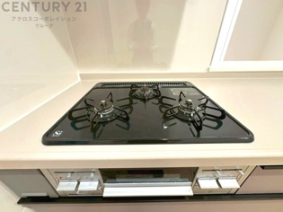 多数の調理器具を同時に使用でき、料理の効率化が可能。省エネで節約になり、様々な料理スタイルに適応できます。また、火力調整が独立しており、手入れや掃除もしやすく、今よりもっとお料理が楽しくなるかも。