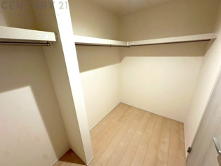 収納力が高く洋服や小物を整理しやすく、更衣室のように使え、部屋がすっきり保てます。収納の配置を自由に調整でき、換気性が良く防湿・防虫対策も可能。快適で機能的な生活空間を実現できます♪