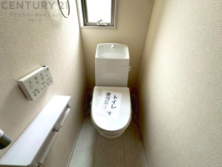 温水洗浄便座付トイレは温水洗浄機能により、暖かい水でおしりを洗浄することができ、冷たい水を使う従来の便座に比べ、温水洗浄機能で暖かいトイレを提供し、快適な使用を可能にします。