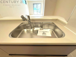 大きなシンクでお鍋などの大きな調理器具を洗う際にも便利です。
