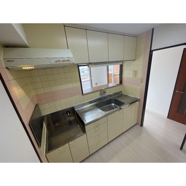 【賃貸マンション】サニーエステートのキッチン|キッチンでお料理をお楽しみください