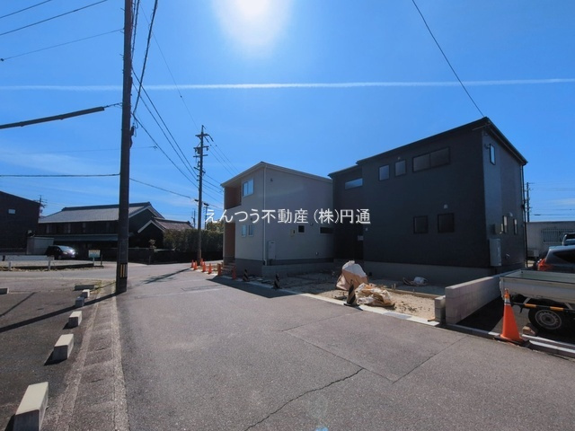 リーブルガーデン梅森台第2の前面道路含む現地写真