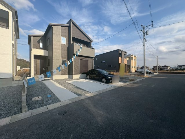 行橋市行事1丁目3期　新築一戸建ての外観|駐車場は並列3台♪
【行橋市　新築戸建て】