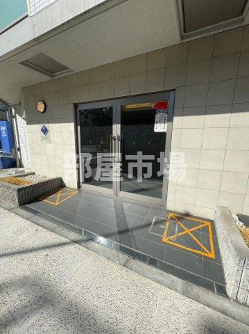 ファーストプレイス菊川のエントランス