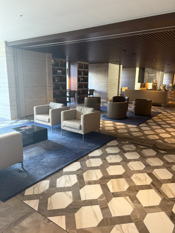 白金ザ・スカイＥ棟のロビー