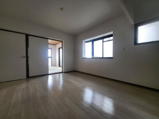 出窓もついて明るいお部屋です！