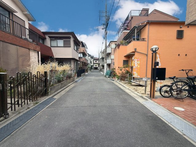 庄所町　建築条件無土地の前面道路含む現地写真|物件のことはもちろん、教育施設・スーパー・商業施設・公園・公共機関といった周辺の住環境も車でご案内します。ぜひ現地で暮らしやすさなどイメージしてください！