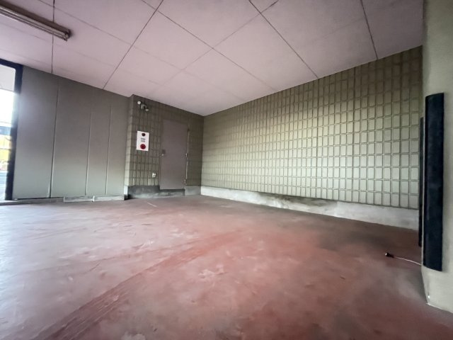 鉄骨造陸屋根の駐車場