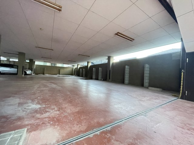 鉄骨造陸屋根の駐車場