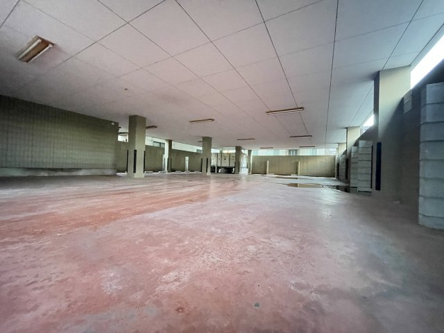 鉄骨造陸屋根の駐車場