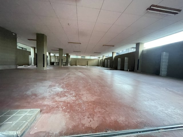 鉄骨造陸屋根の駐車場