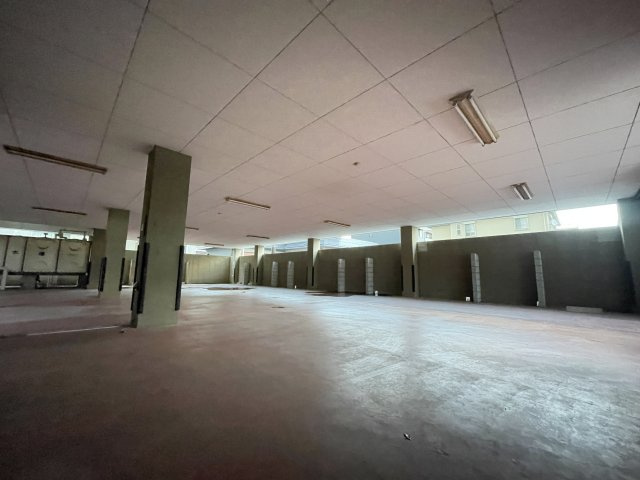 鉄骨造陸屋根の駐車場