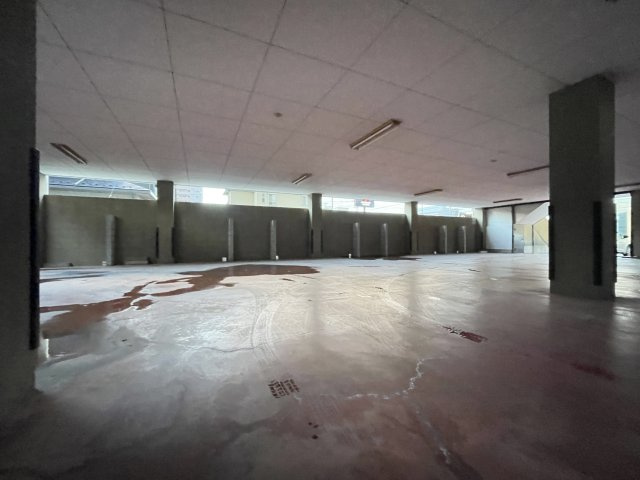 鉄骨造陸屋根の駐車場