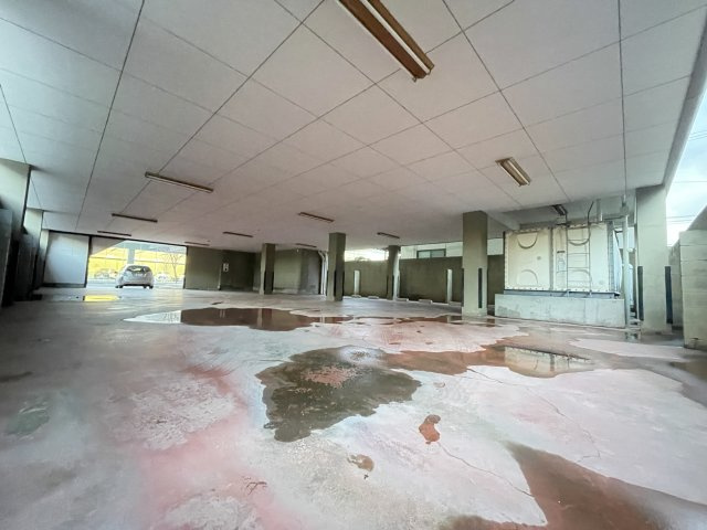 鉄骨造陸屋根の駐車場