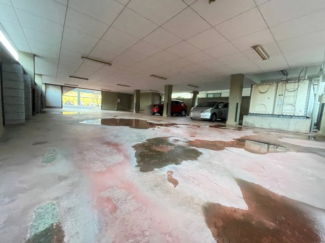 鉄骨造陸屋根の駐車場
