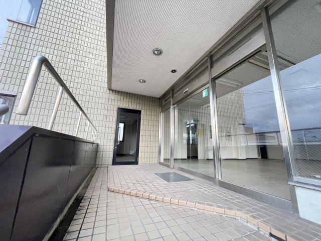 鉄骨造陸屋根のエントランス