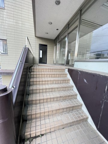 鉄骨造陸屋根のエントランス