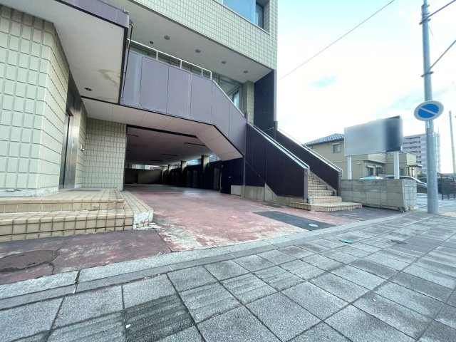 鉄骨造陸屋根の玄関