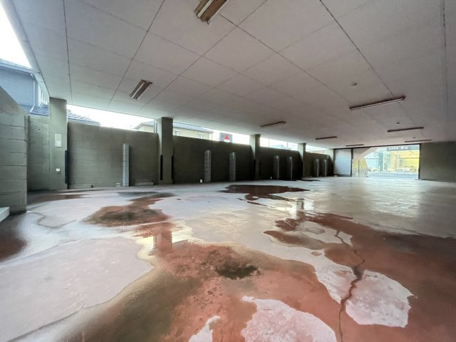 鉄骨造陸屋根の駐車場