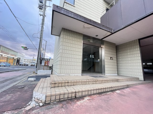 鉄骨造陸屋根の玄関