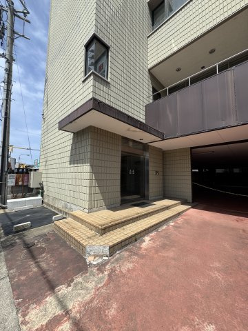 鉄骨造陸屋根の玄関