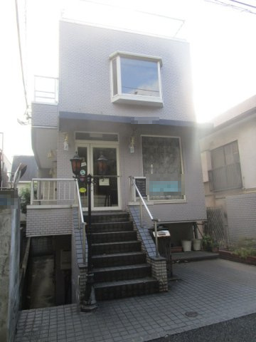 港区白金台３丁目のビルの外観