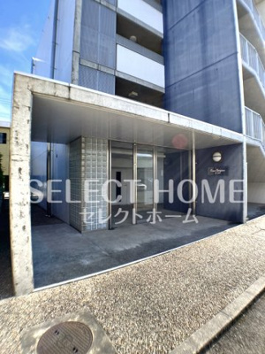 【エントランス】 | カーサベルジオーノ | 清潔なエントランスです