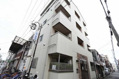 オートロックで外部の人間が簡単に出入りできないため安心です♪