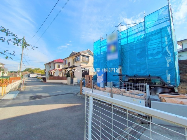 ハートフルタウン赤池町箕ノ手の前面道路含む現地写真