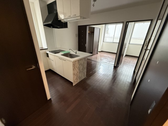 フローレス緑地公園の居間・リビング