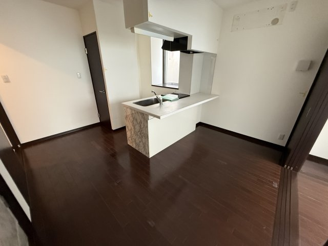 フローレス緑地公園の居間・リビング