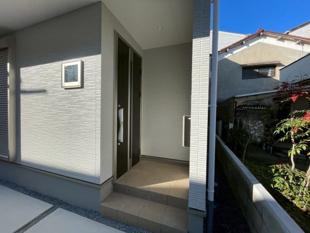 「観月橋」駅徒歩１０分◆家事動線良好な４ＬＤＫ◆全室２面採光で陽当り通風良好◆伏見区向島庚申町３期の玄関|玄関ポーチ