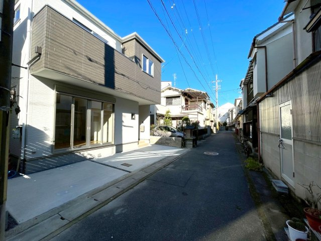 「観月橋」駅徒歩１０分◆家事動線良好な４ＬＤＫ◆全室２面採光で陽当り通風良好◆伏見区向島庚申町３期の前面道路含む現地写真|前道