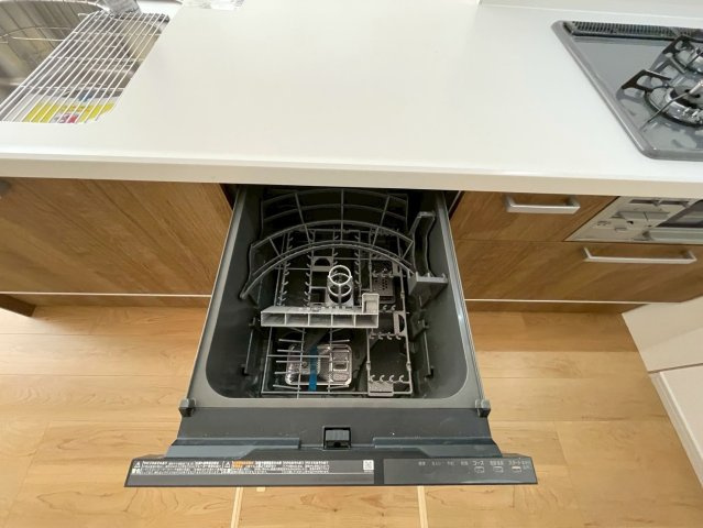 「観月橋」駅徒歩１０分◆家事動線良好な４ＬＤＫ◆全室２面採光で陽当り通風良好◆伏見区向島庚申町３期のキッチン|食器洗浄乾燥機
