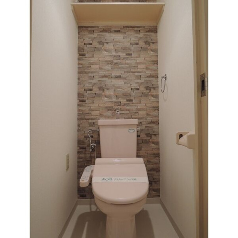 温水洗浄便座機能付きトイレです☆