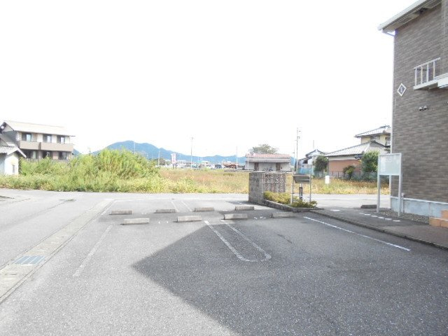 ウィステリアⅡの駐車場