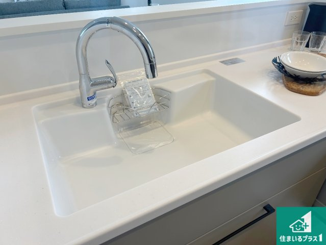 神戸市垂水区小束山　新築一戸建ての独立洗面台|清潔感のある洗面台です。フラットな鏡は掃除がしやすく毎日清潔！ホースは引き出して使えるので洗顔やお掃除の際に便利です！